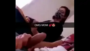 Madre guarda il figio e si masturba