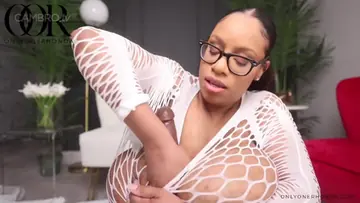 Oor fishnet tittyfuck