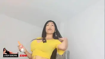 Latina bailando sexy